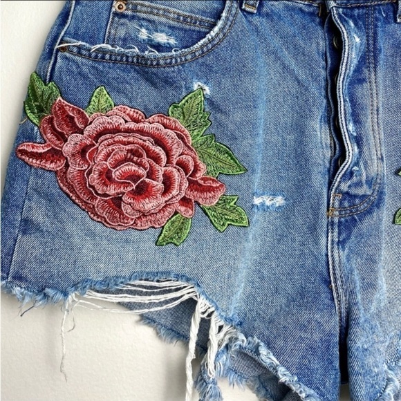 Zara Trafaluc denimwear Rose Patch cutoff Jean shorts size 6 - Picture 3 of 9